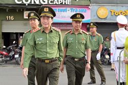 Những hình ảnh ấn tượng về nụ cười, ánh mắt người dân cùng Công an Thủ đô vì 'Tổ quốc bình yên' bên hồ Gươm