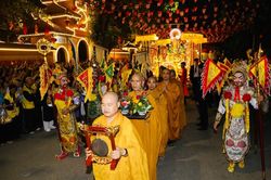 Người dân Thủ đô chiêm bái xá lợi Phật được rước qua nhiều tuyến phố trung tâm