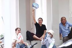 60 phút thấp thỏm, phụ huynh ngóng con hoàn thành bài thi môn Ngoại ngữ