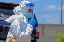 Ebola lây lan đáng ngại, WHO chạy đua tìm vaccine và thuốc điều trị