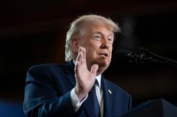 Nhà Trắng thông tin về sức khỏe ông Trump, giải thích vết bầm trên bàn tay
