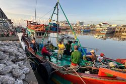 Vĩnh Long ban hành chính sách hỗ trợ chuyển đổi nghề, giải bản tàu cá