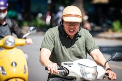 Vì sao TP.HCM, Hà Nội 'sáng nắng rát, chiều mưa dông'?