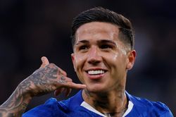Arsenal tính 'rút ruột' Chelsea