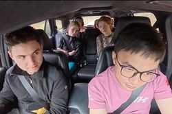 Khách Tây bật khóc khi chia tay tài xế taxi 'nói tiếng Anh như gió'
