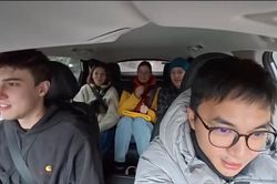 Tài xế taxi nói tiếng Anh lưu loát với khách Tây gây sốt