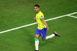 Casemiro nổi cáu vì bị hỏi nhiều về Neymar