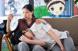 Những khoảnh khắc xúc động trước cổng trường thi vào lớp 10