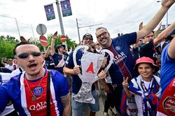 CĐV Arsenal, PSG làm nóng không khí chung kết Champions League