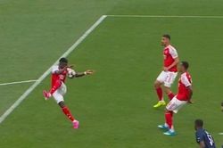 Vì sao Arsenal thoát phạt đền khi Saka để bóng chạm tay?