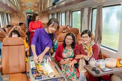 Quét QR đặt hàng đặc sản trên tàu và tự động xếp chỗ khi mua vé