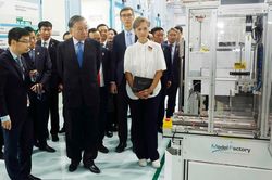 Tổng Bí thư, Chủ tịch nước thăm nhà máy mẫu với công nghệ tiên tiến của Singapore
