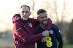 Giữa tâm bão dư luận, Jordan Henderson vẫn âm thầm để lại dấu ấn lịch sử