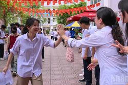 [Ảnh] Gần 125 nghìn thí sinh Hà Nội hoàn thành môn thi Ngữ văn của kỳ thi vào lớp 10