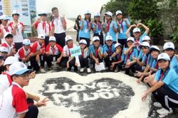 Học sinh Thành phố Hồ Chí Minh trải nghiệm nghề làm muối truyền thống ở Long Điền