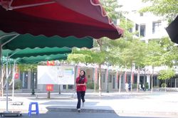 Chiều 30/5, các thí sinh tự tin hoàn thành bài thi môn Tiếng Anh trong kỳ thi vào lớp 10 tại thành phố Hà Nội