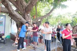 Chiều 30/5, các thí sinh tự tin hoàn thành bài thi môn Tiếng Anh trong kỳ thi vào lớp 10 tại thành phố Hà Nội