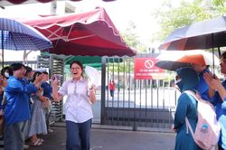 Chiều 30/5, các thí sinh tự tin hoàn thành bài thi môn Tiếng Anh trong kỳ thi vào lớp 10 tại thành phố Hà Nội