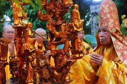 Hàng ngàn người tham dự lễ rước Phật ở Huế