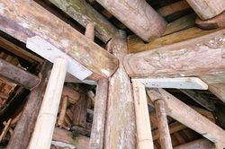 Tin mới vụ đình cổ chờ sập, dân làng dùng tre luồng chống đỡ