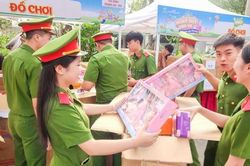 Hơn 18.000 phần quà tặng bệnh nhi dịp 1-6