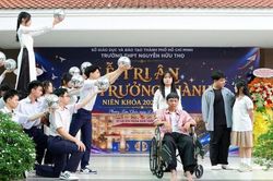 Thầy cô tự dựng tiết mục nhảy tặng học trò cuối cấp, miễn phí ôn thi