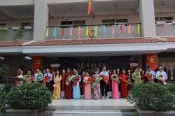 Thầy cô tự dựng tiết mục nhảy tặng học trò cuối cấp, miễn phí ôn thi