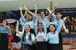 Thầy cô tự dựng tiết mục nhảy tặng học trò cuối cấp, miễn phí ôn thi