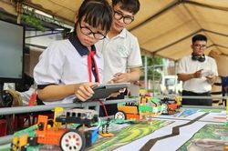 Học sinh 'mê tít' gian hàng chuyển đổi số, STEM tại lễ khai mạc hè xã Bà Điểm