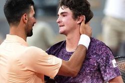 Thua Fonseca tuổi 19, Djokovic chưa hết thời!
