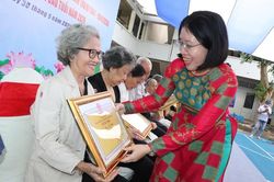 TPHCM: Phường Ph&uacute; Nhuận ch&uacute;c thọ hơn 1.000 người cao tuổi
