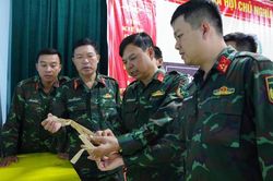 Lặng người trước hài cốt liệt sĩ cùng di vật ít ỏi vừa tìm thấy ở đồi Chôm Chôm