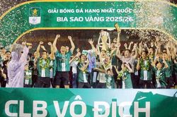 Công Phượng, Xuân Trường và Minh Vương lần đầu nâng cúp vô địch ở cấp CLB
