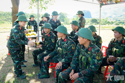 Nước chanh mát lòng chiến sĩ giữa thao trường '3 tiếng nổ'