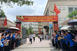 Thi vào lớp 10 tại Hà Nội: 390 thí sinh vắng mặt, 1 trường hợp mang điện thoại vào phòng thi