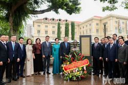 Tổng Bí thư, Chủ tịch nước Tô Lâm dâng hoa tưởng niệm Chủ tịch Hồ Chí Minh tại Singapore
