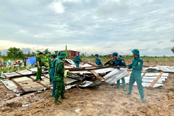 Đắk Lắk: Dông lốc sập nhà, Bộ đội Biên phòng giúp dân khắc phục