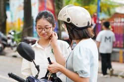 Phụ huynh ôm hôn, động viên sĩ tử Hà Nội bước vào ngày thi đầu tiên
