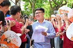 Sĩ tử Hà Nội cười tươi sau môn Ngữ Văn: Đề 'dễ thở', bám sát thực tế