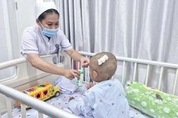 Truy tìm người thân của bé trai 2 tuổi bị bạo hành