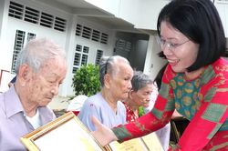 Hơn 1.000 cụ cao niên ở phường Phú Nhuận được chúc thọ, mừng thọ