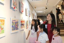 Thiếu nhi TPHCM kể chuyện bằng sắc màu tại triển lãm 'Màu yêu thương 03'