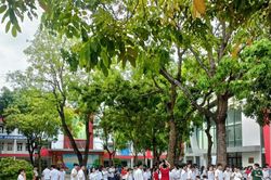 Thí sinh và phụ huynh hồi hộp trong ngày đầu Kỳ thi vào lớp 10 tại Hà Nội