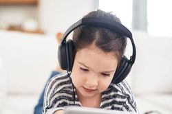 [GALLERY] 'Rác AI' bùng nổ trên mạng khiến trẻ em đối mặt nguy cơ mới