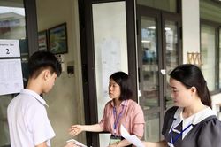 Những khoảnh khắc trước giờ thi Ngữ văn của thí sinh Hà Nội