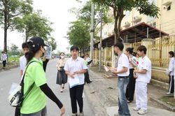 Những khoảnh khắc trước giờ thi Ngữ văn của thí sinh Hà Nội