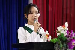 Lãnh đạo Sở Dân tộc và Tôn giáo Cà Mau tặng học bổng cho học sinh dân tộc