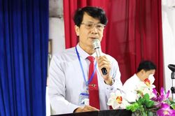 Lãnh đạo Sở Dân tộc và Tôn giáo Cà Mau tặng học bổng cho học sinh dân tộc