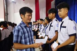 Lãnh đạo Sở Dân tộc và Tôn giáo Cà Mau tặng học bổng cho học sinh dân tộc