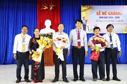 Lãnh đạo Sở Dân tộc và Tôn giáo Cà Mau tặng học bổng cho học sinh dân tộc